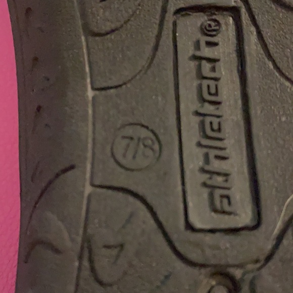 Women’s water shoes. Size 7/8. Green and black. Athlectech - Picture 3 of 3